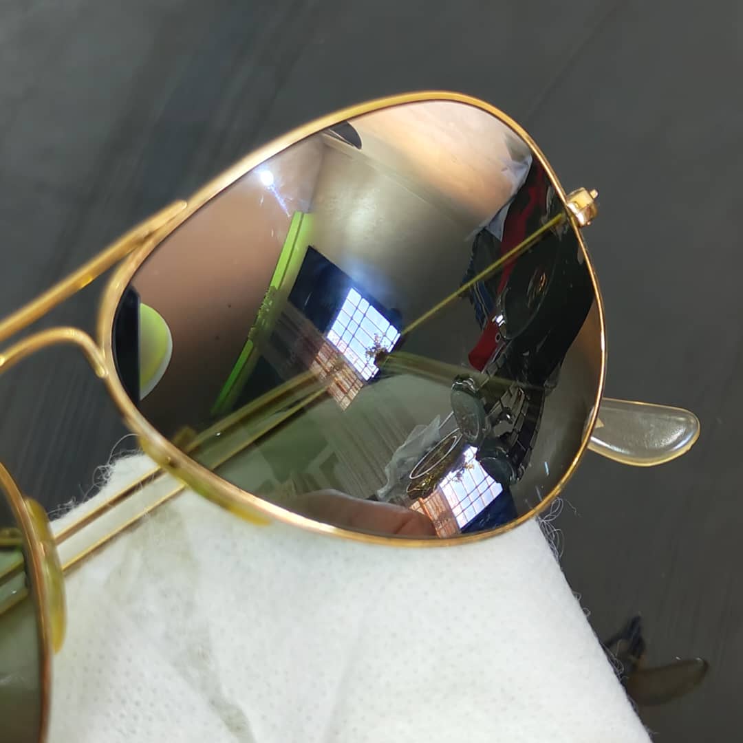 Lunette ray ben usa bl miroire rare original/زوج  
ملايين وثمنميةألف 
58/14
Prix 28000
