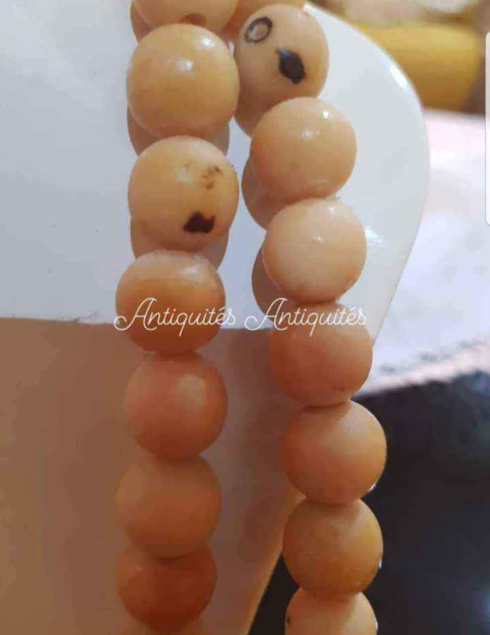 عقد من العود برائحة فواحة