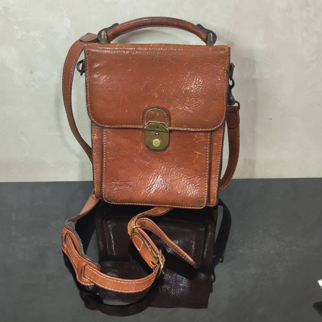 Cartable en cuir original homme 
26cm/16cm
Prix 10000
