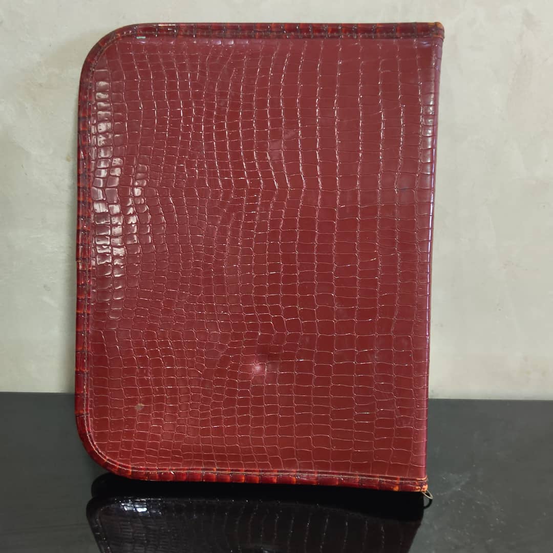 Classeurs en cuir original 
28/22cm
Prix 6000