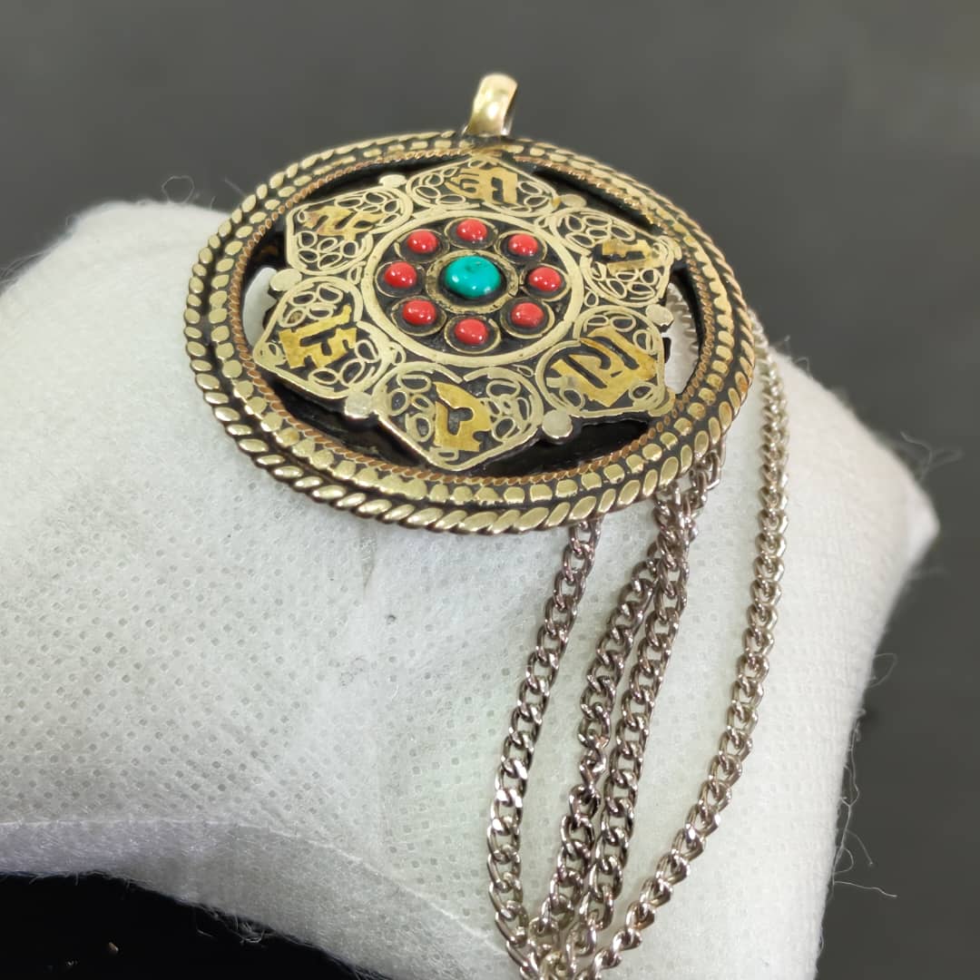 سلسلة معدن وقلادة نحاس مرصعة بالمرجان وفيروز
طول مغلق 27cm
قطر قلادة 4cm