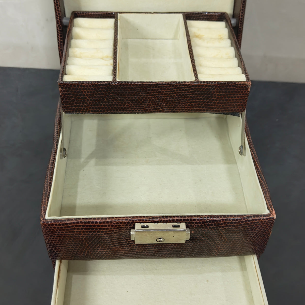 Boite bijoux L'Oréal Paris en cuir original 
16/10cm
Prix 8000