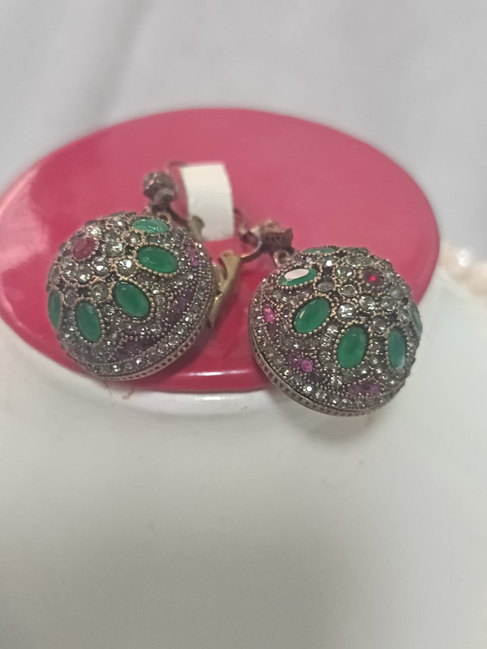 عقد واقراط من لؤلؤ