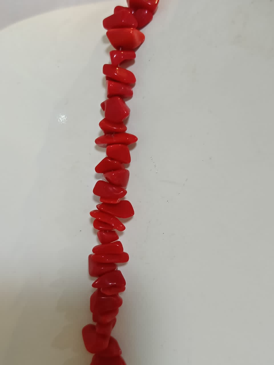 عقد من عقيق احمر.