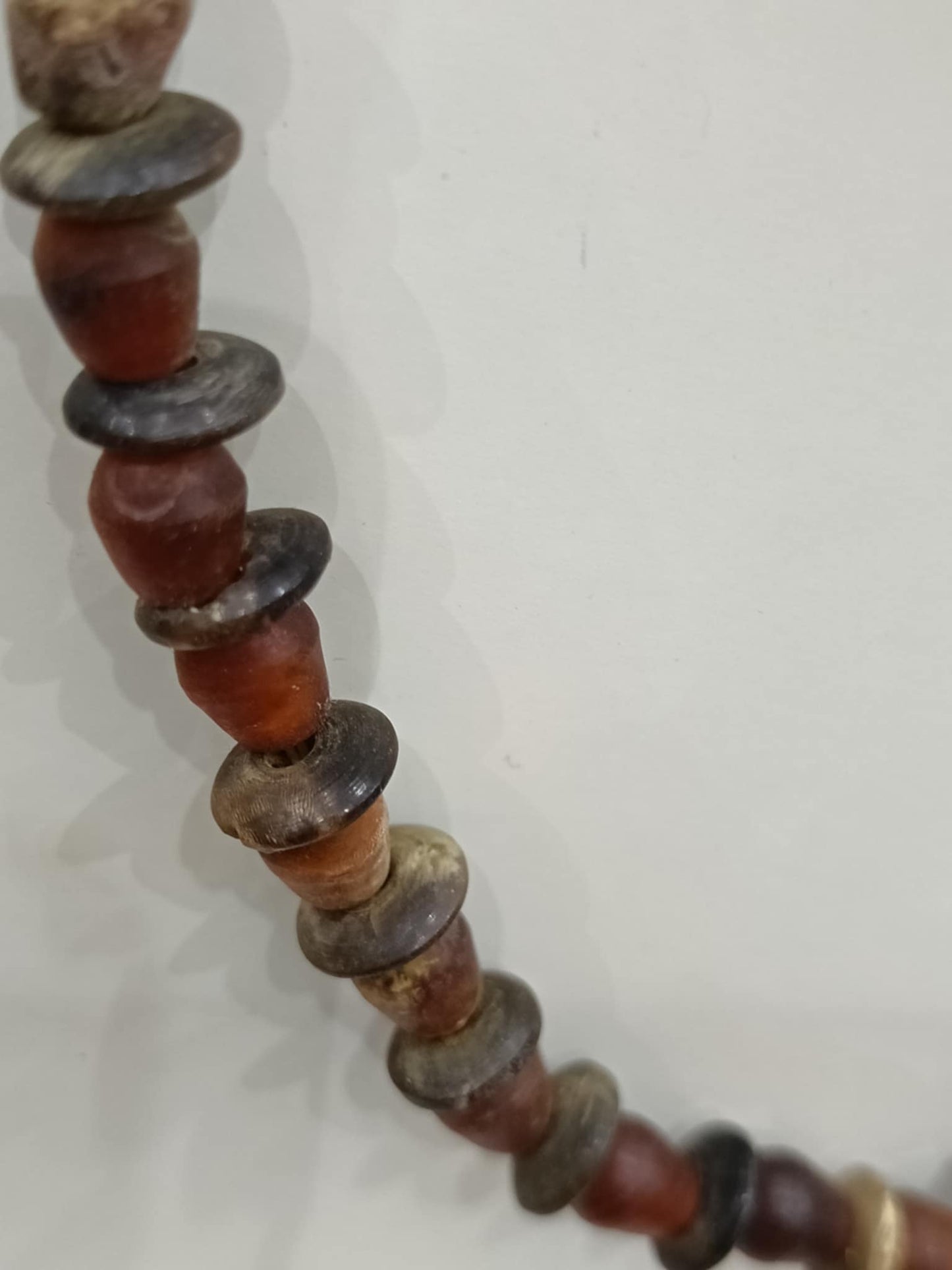 عقد قديم بحجر كهرمان طوله 24cm