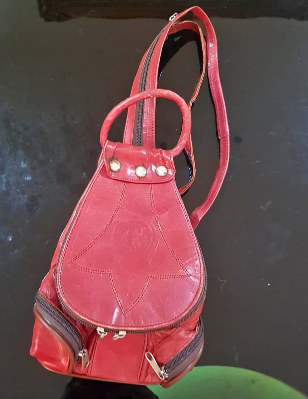 صاك من جلد أحمر طوله 32cm