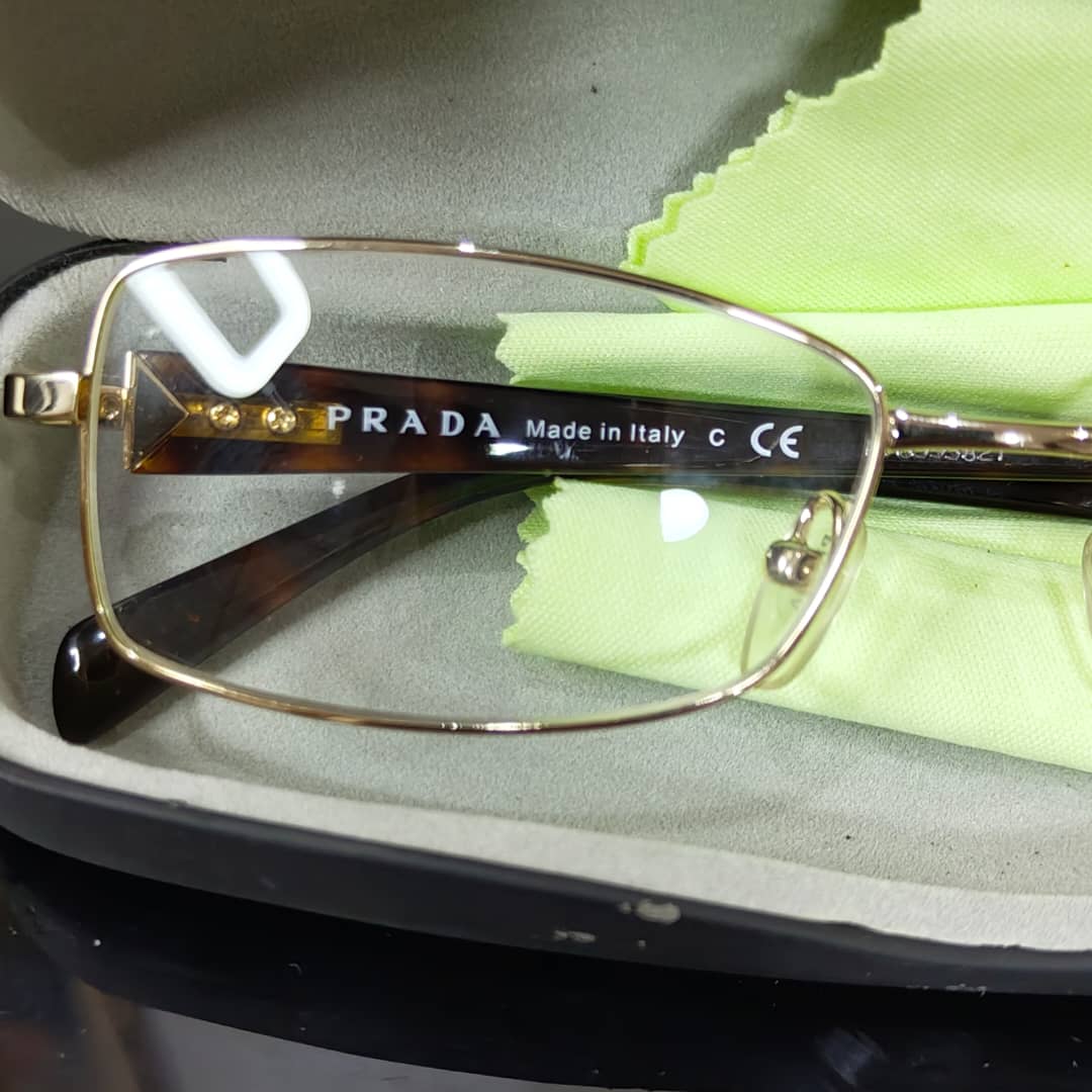 Lunette prada original 
52/17
Prix 15000