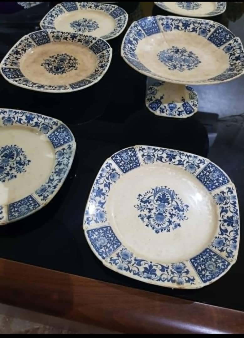 Ancien service porcelaine signé