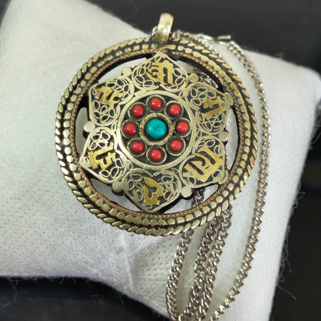 سلسلة معدن وقلادة نحاس مرصعة بالمرجان وفيروز
طول مغلق 27cm
قطر قلادة 4cm