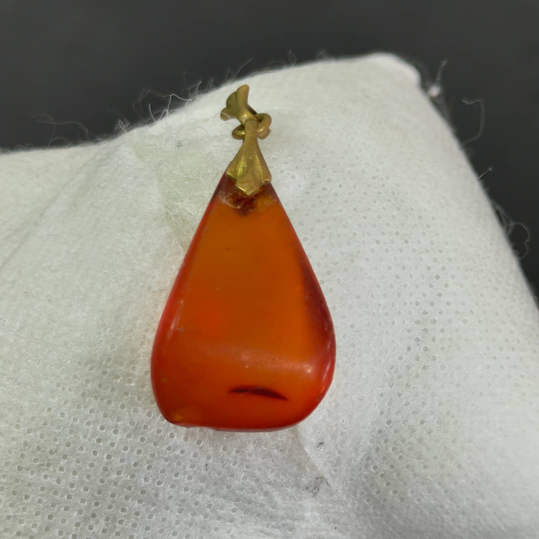قلادة عتيقة بحجر كهرمان عطر 
طول 4cm