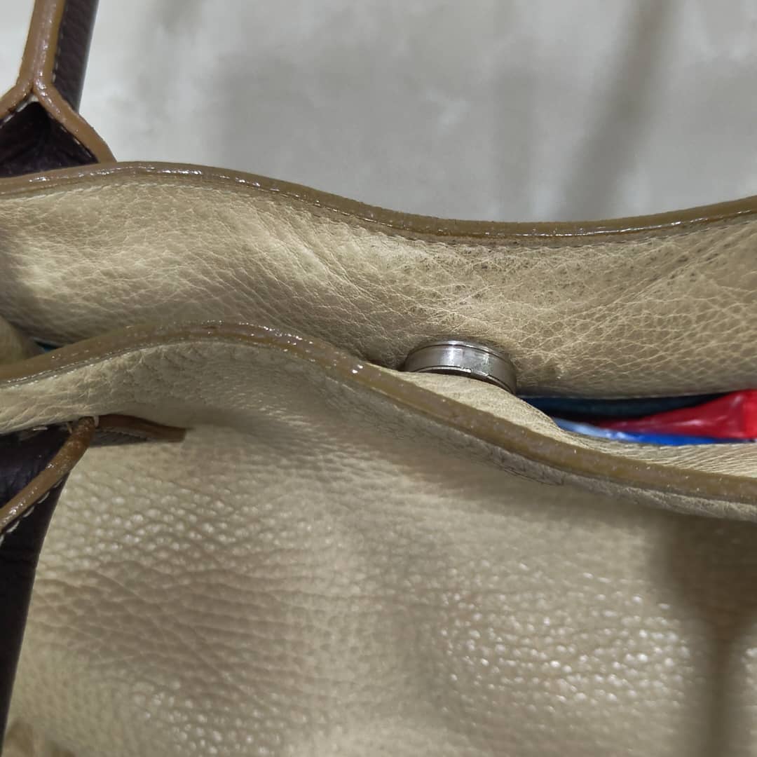 Sac tous en cuir femme original 
30/26cm
Prix 12000