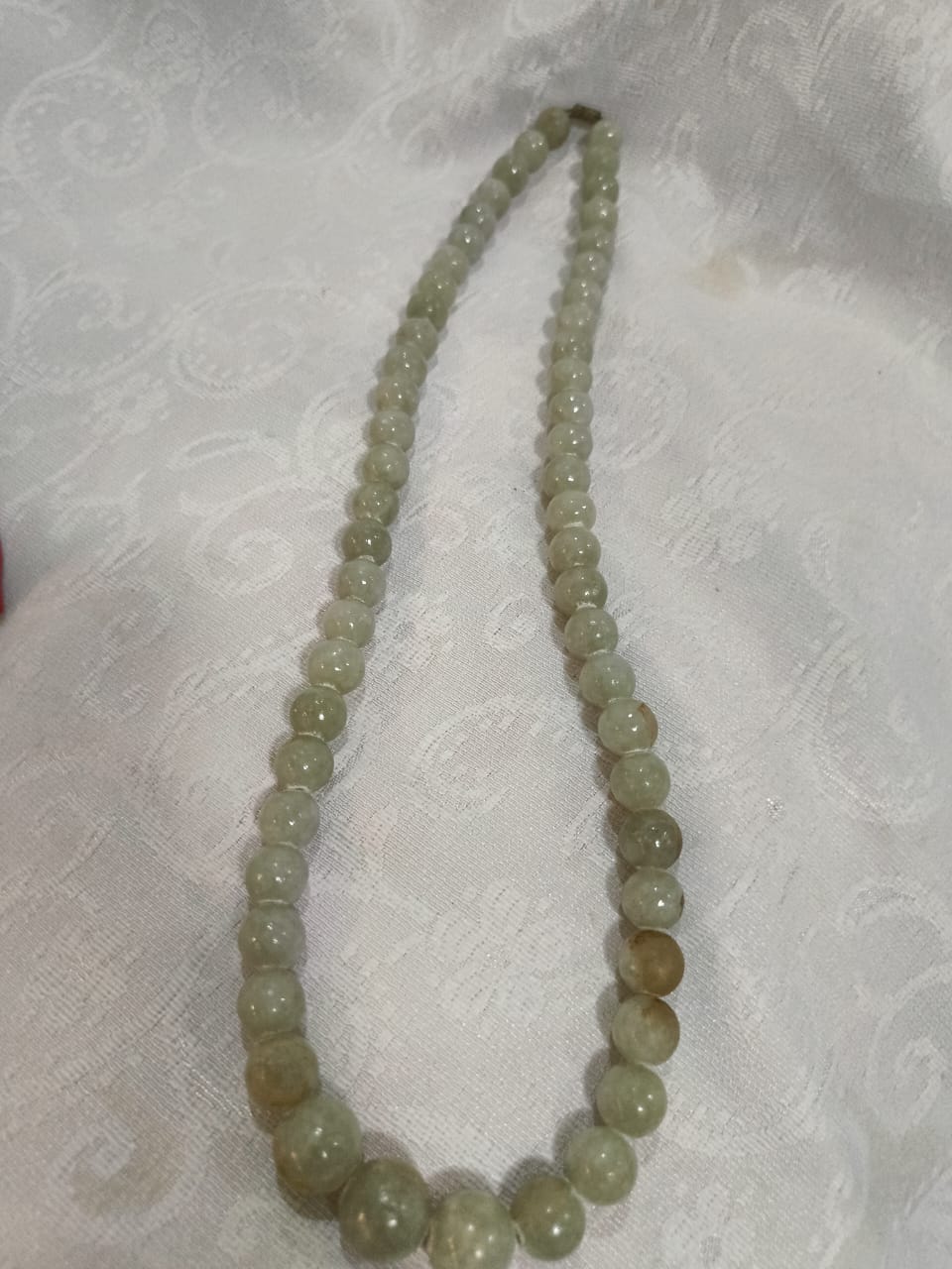 عقد بحجر طبيعي