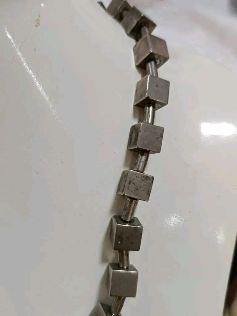 عقد معدني طوله 22cm