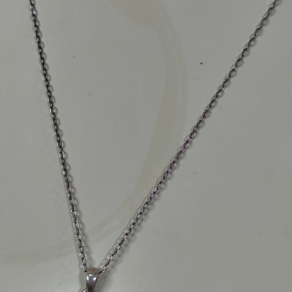 سلسلة وأقراط فضة فرنسية تحفة
طول سلسلة مغلق 20cm
قياس أقراط 3,5cm