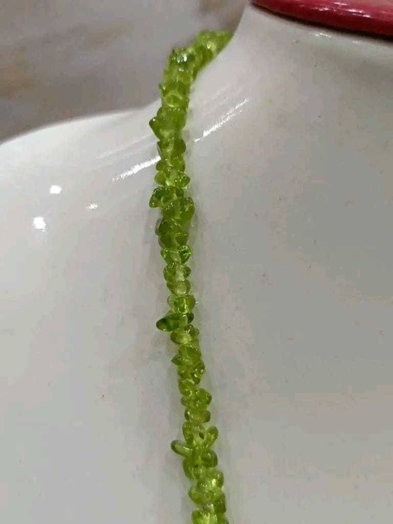 عقد بحجر طبيعي