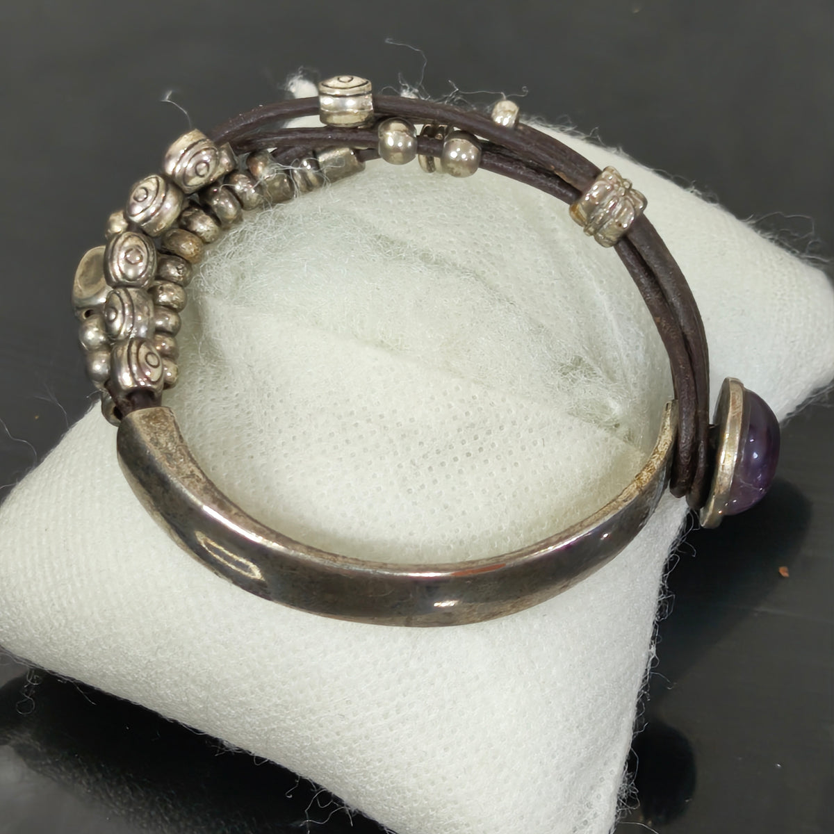 سوار تغليف فضة واحد حر بحجر أمتيست
طول 16cm
Prix 10000