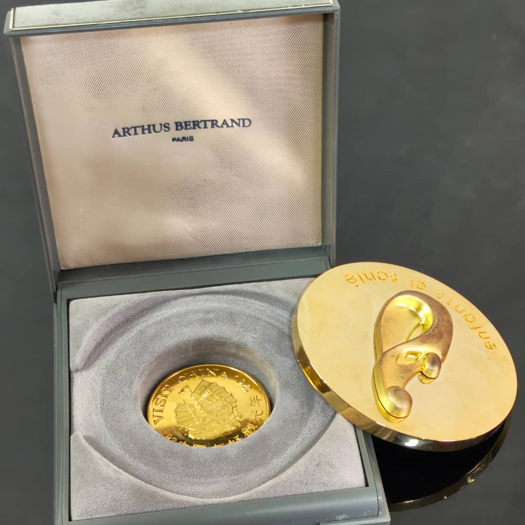 Médaille arthus Bertrand paris 
قطر 7cm