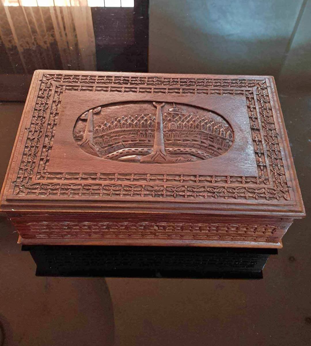 صندوق خشب أحمر منقوش 35cm