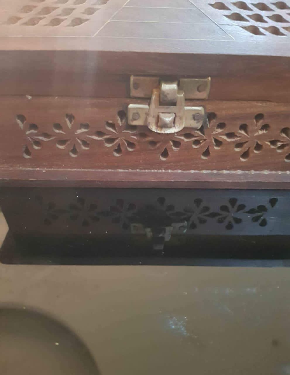 صندوق خشب أحمر منقوش طول 20cm