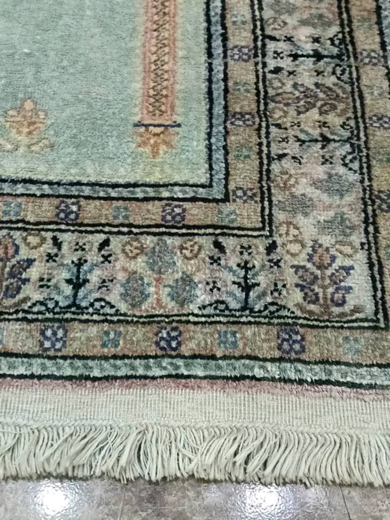 سجاد ماركة قيصر من حرير وبه ختم 
105cm/65cm