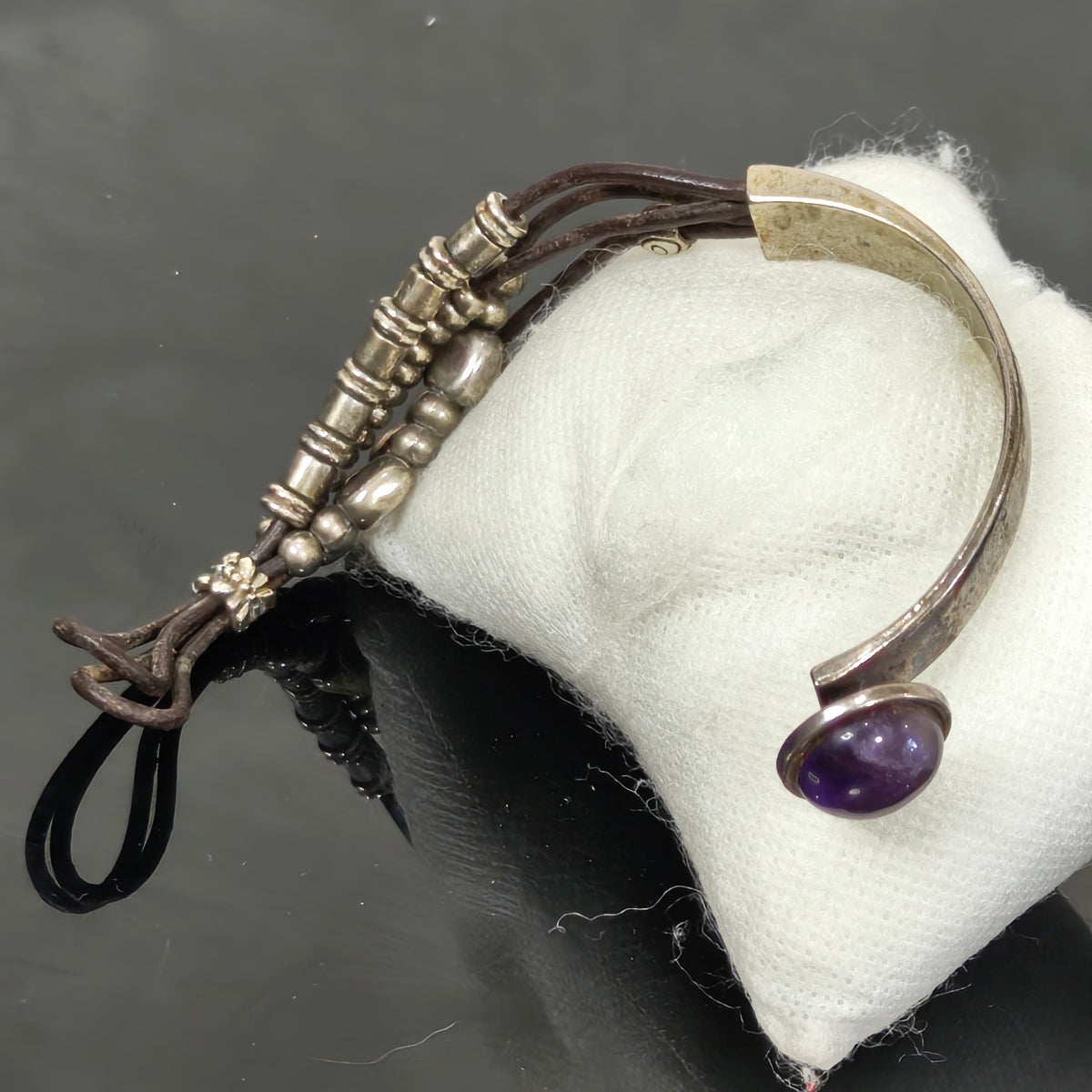 سوار تغليف فضة واحد حر بحجر أمتيست
طول 16cm
Prix 10000