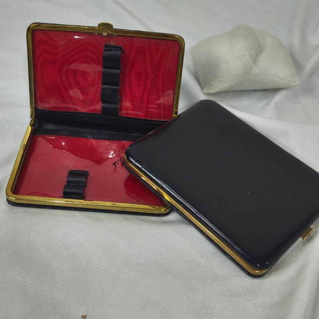 Pochette en cuir original 
12/9cm
10/7cm
Prix 5000