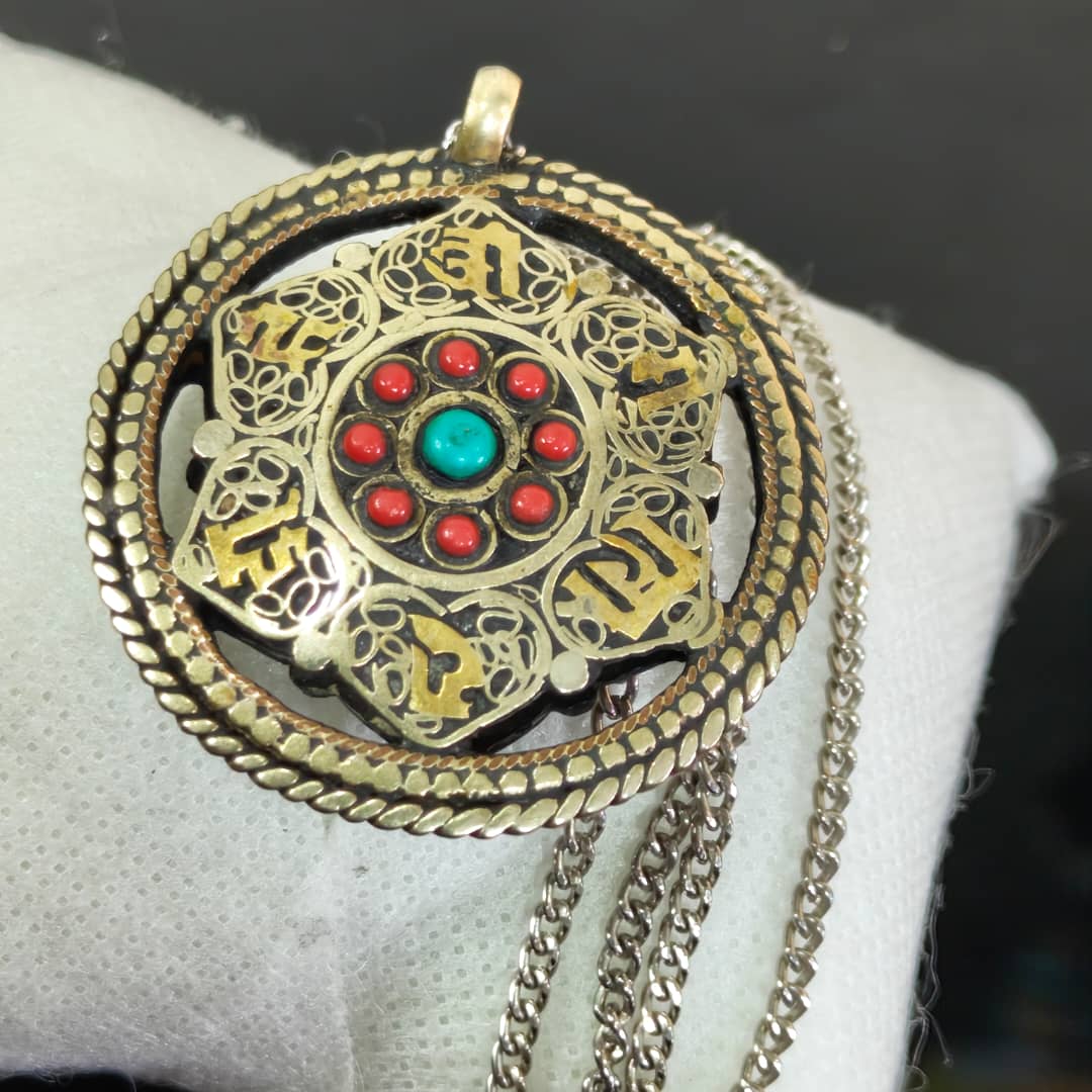 سلسلة معدن وقلادة نحاس مرصعة بالمرجان وفيروز
طول مغلق 27cm
قطر قلادة 4cm