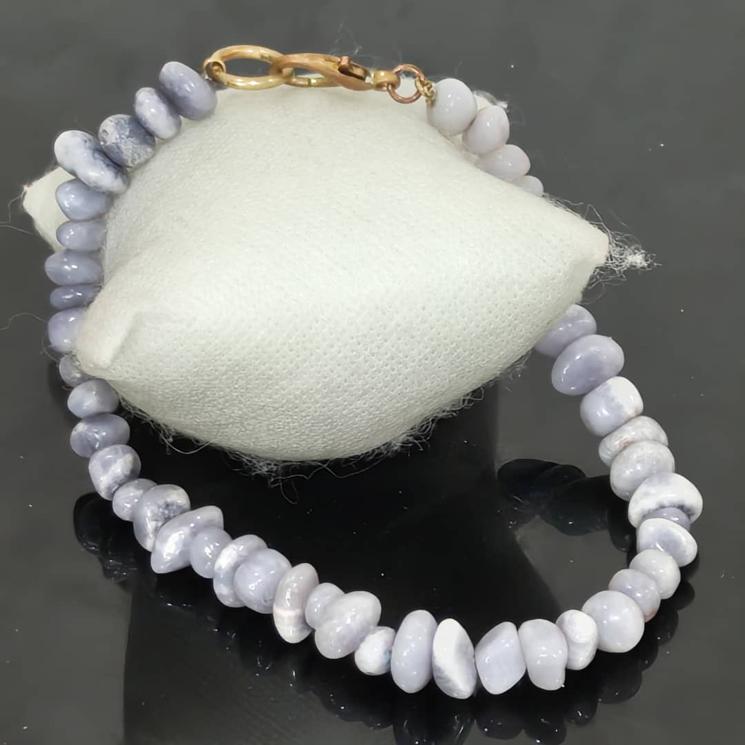 عقد تحفة صغير بحجر عقيق 
طول مغلق 12cm
Prix 5000