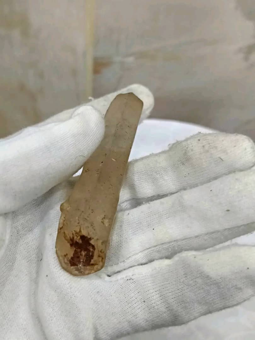 حجر طبيعي طوله 10cm
