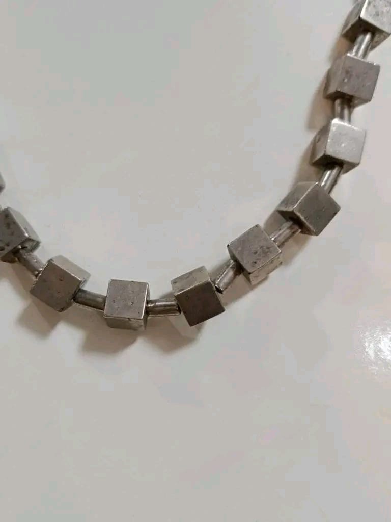 عقد معدني طوله 22cm