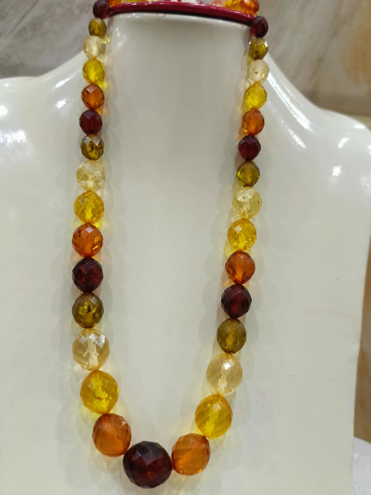 عقد كهرمان عطر ملون طوله 26cm
