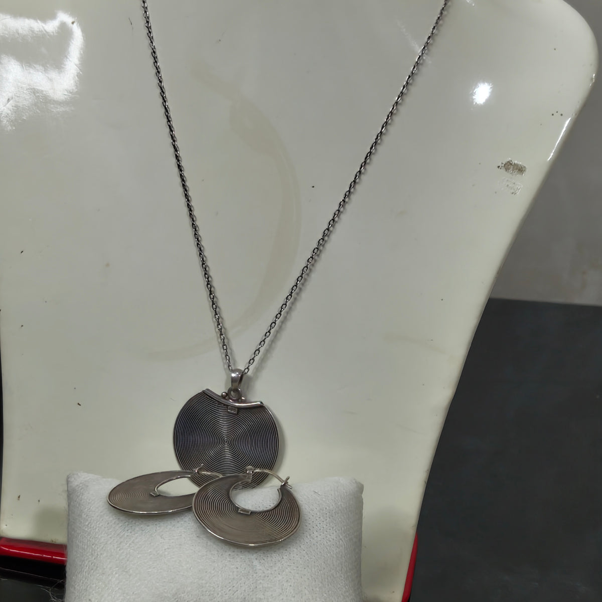 سلسلة وأقراط فضة فرنسية تحفة
طول سلسلة مغلق 20cm
قياس أقراط 3,5cm