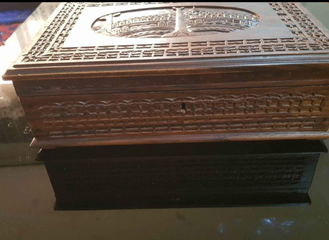 صندوق خشب أحمر منقوش 35cm