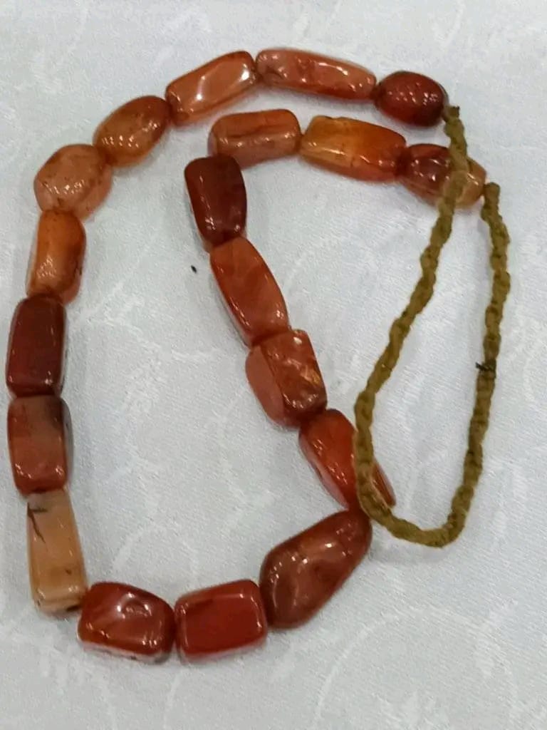 عقد بحجر عقيق كبدي
