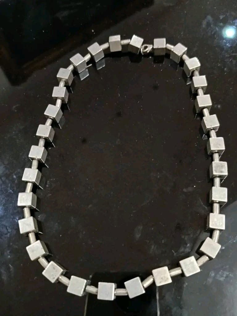 عقد معدني طوله 22cm