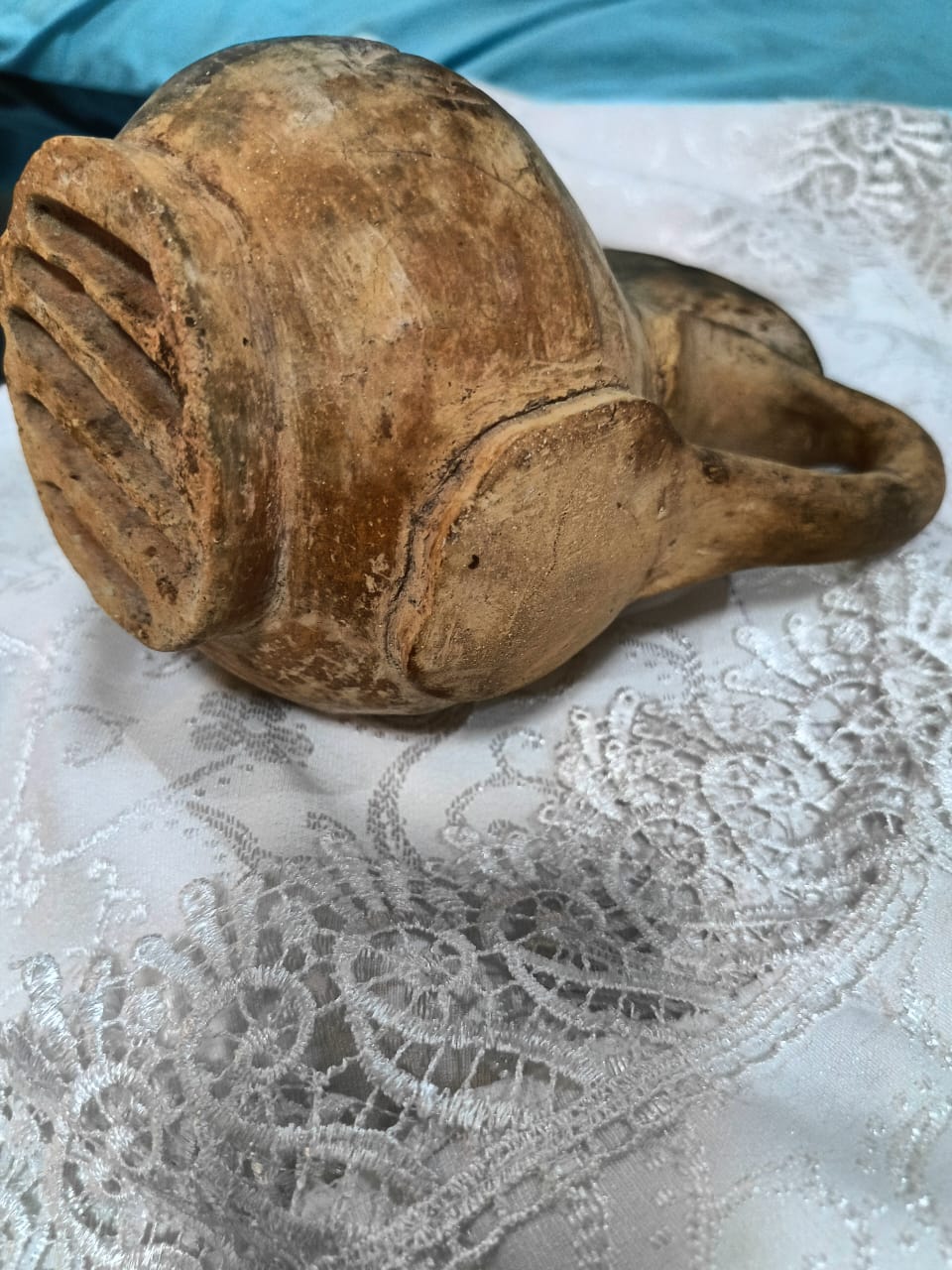 أنية صينية قديمة من صلصال.
20cm/14cm