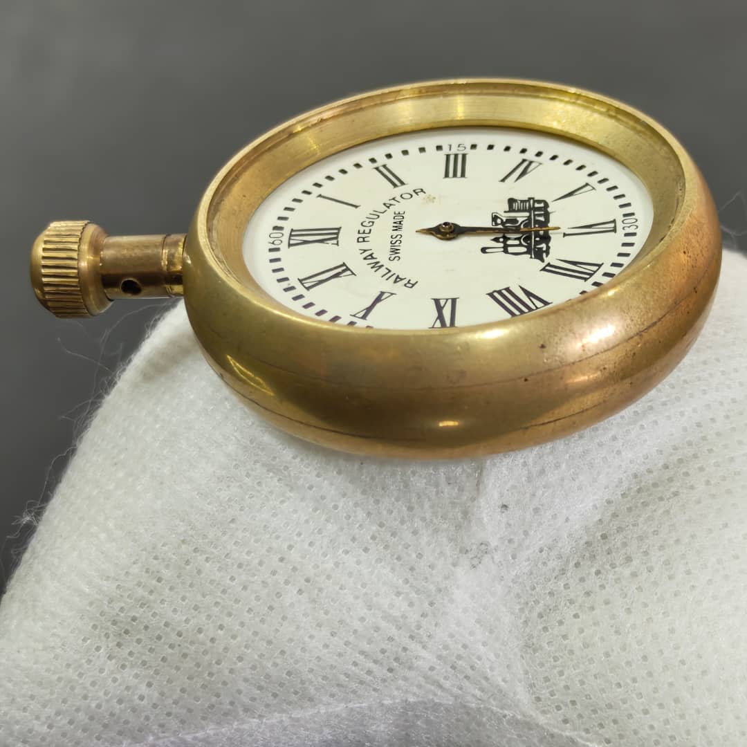 ساعة من برونز تعمل بحاجة إلى غطاء وزجاج
قطر 5cm