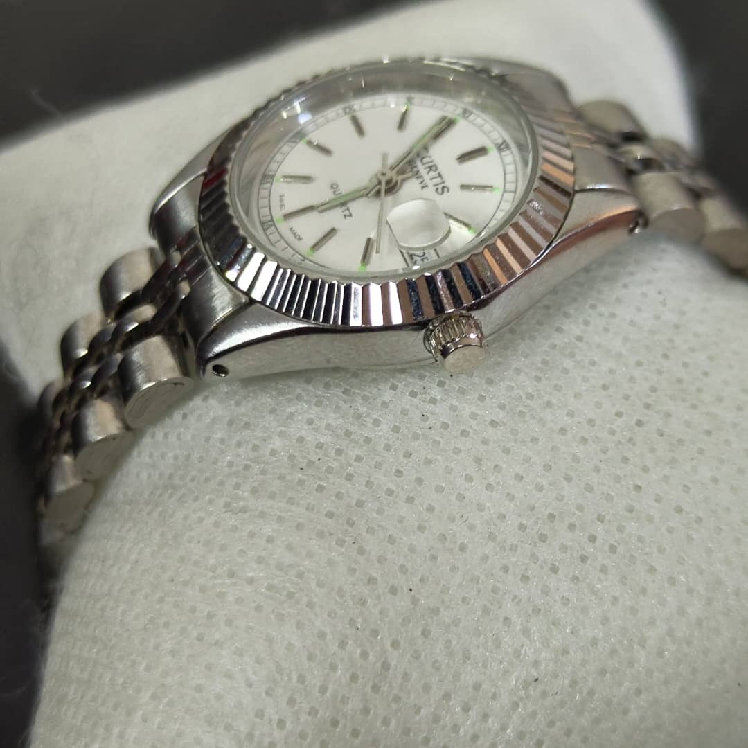 Montre curtis Genève quartz femme/ثمنمية ألف
سعر 8000