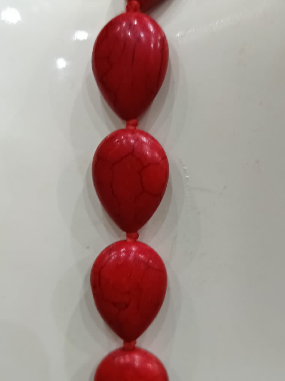 عقد من فيروز أحمر.