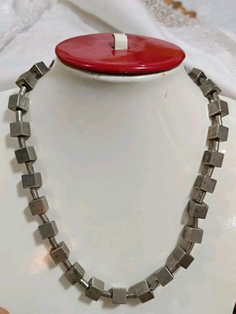 عقد معدني طوله 22cm