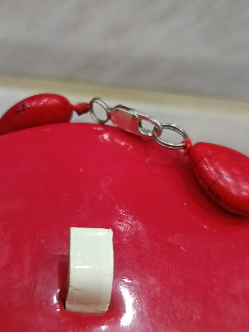 عقد من فيروز أحمر.