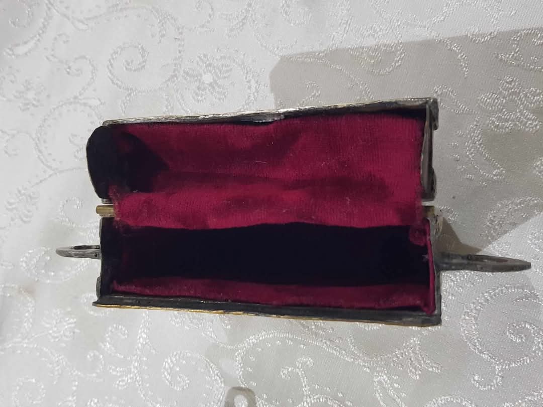 صندوق مصحف قديم من نحاس منقوش 
20cm/16cm