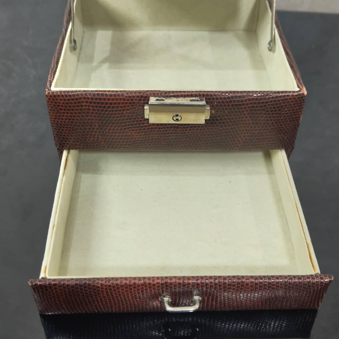 Boite bijoux L'Oréal Paris en cuir original 
16/10cm
Prix 8000