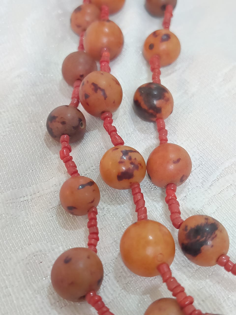 عقد ثلاثي طويل من العود الفواح