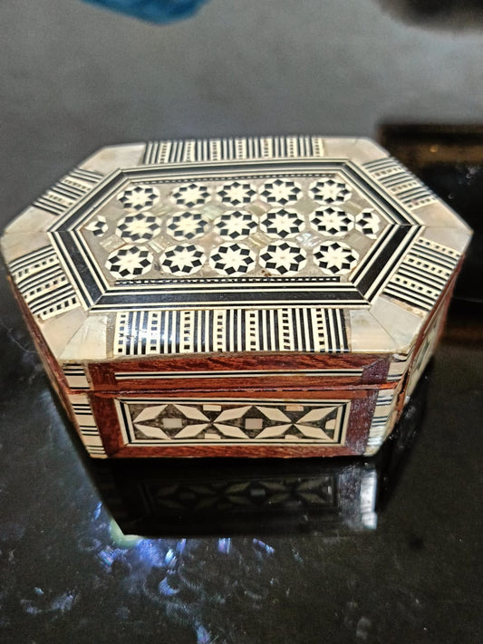 صندوق مجوهرات مرصع بالصدف
13cm/7cm