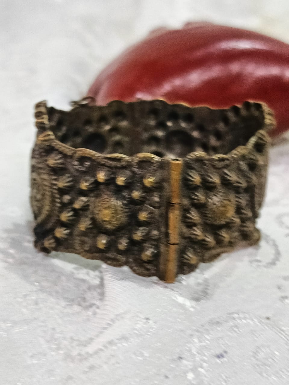 سوار قديم منقوش