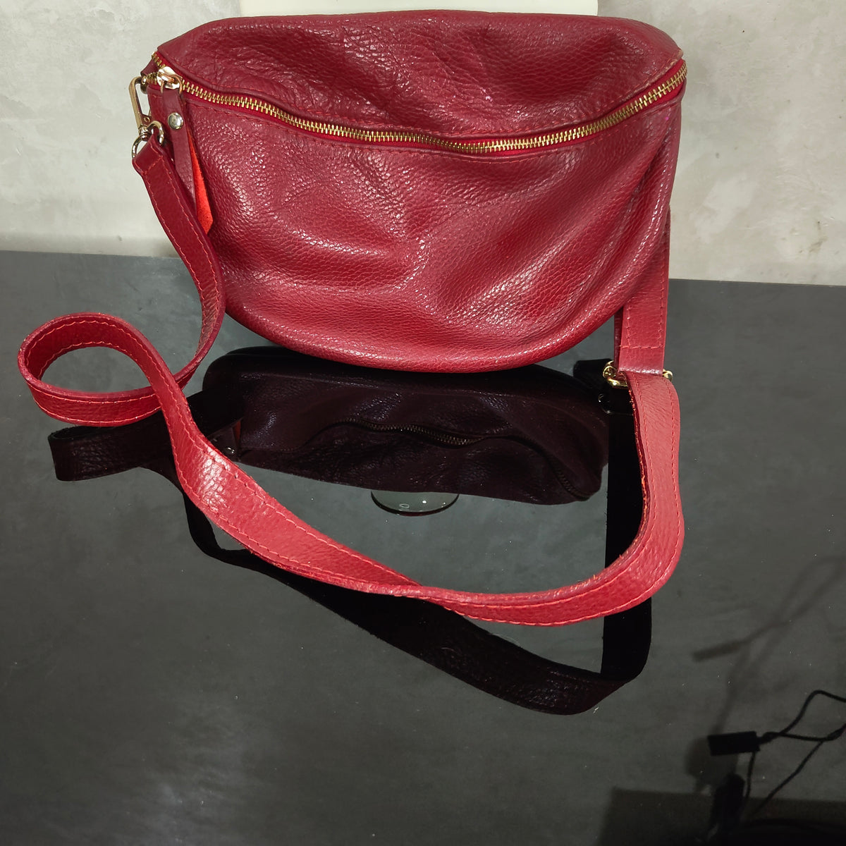Sac genuine leather en cuir femme original 
30/20cm
Prix 12000