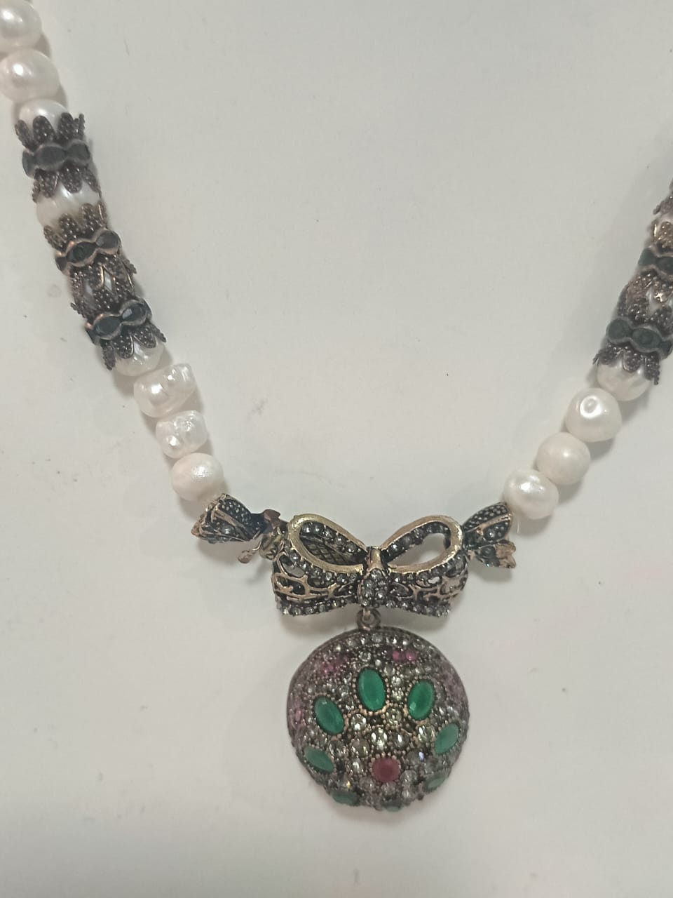 عقد واقراط من لؤلؤ
