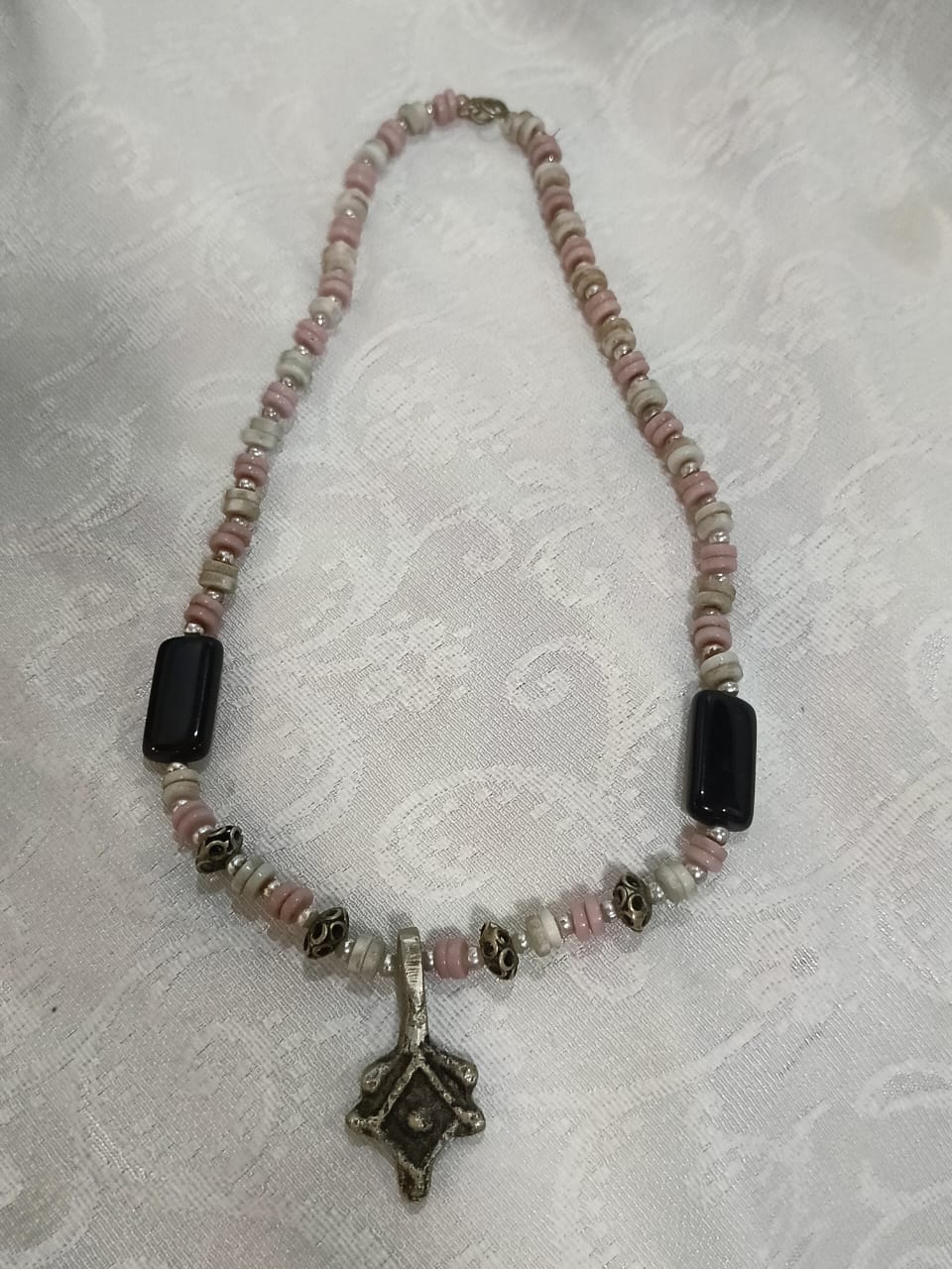 عقد جميل
