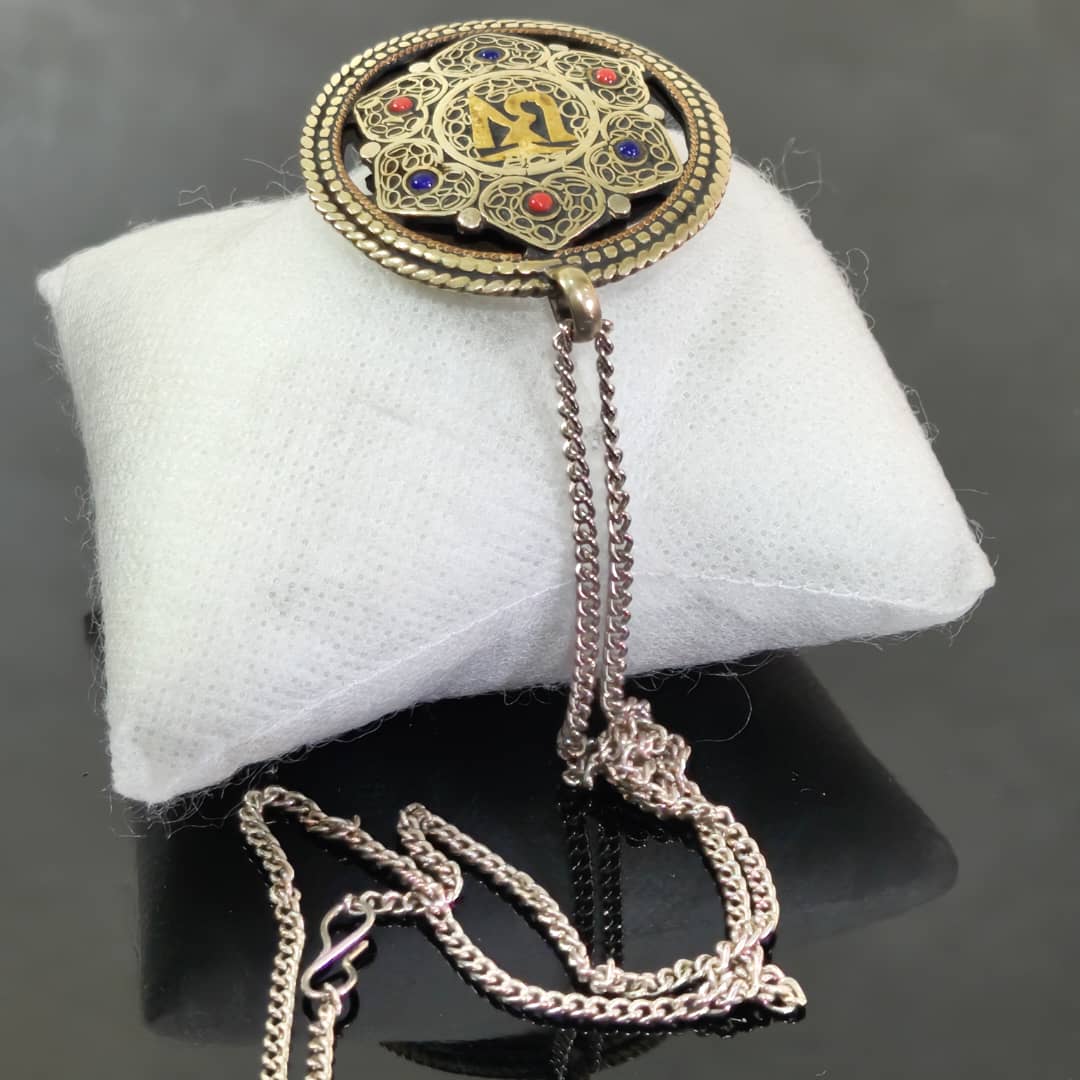 سلسلة معدن وقلادة نحاس مرصعة بالمرجان وفيروز
طول مغلق 27cm
قطر قلادة 4cm